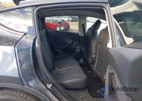 2024 Tesla Model Y Long Range Dual Motor All-Wheel Drive/Rwd z USA, uszkodzony, nr VIN 7SAYGDED5RF040254